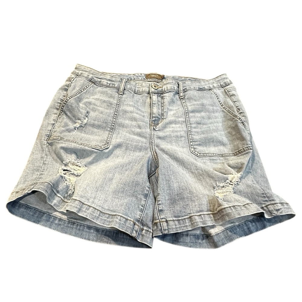 Women’s Torrid jean shorts Blue Light Wash Distressed Shorts 20 super cute!‎